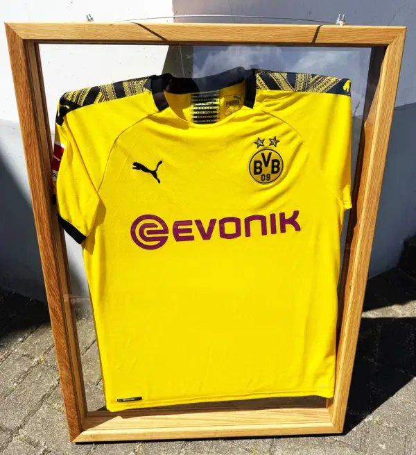 Günther Netzer Sondertrikot im De Luxe Holzrahmen (Ausstellungsstück) – Bild 2