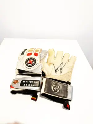 Wolfgang „Teddy“ de Beer Handschuhe (handsigniert)
