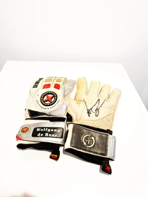 Wolfgang „Teddy“ de Beer Handschuhe (handsigniert)