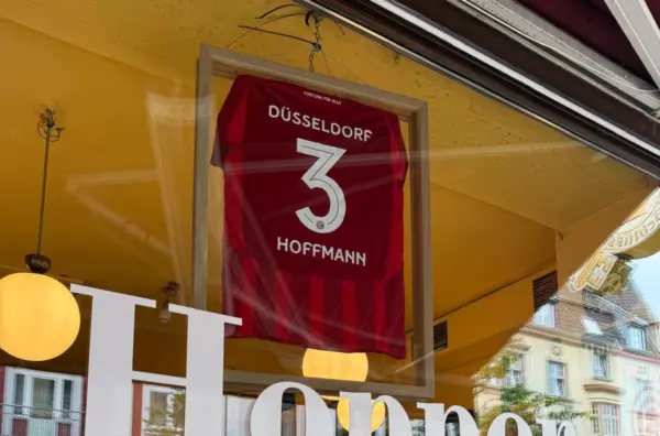 Günther Netzer Sondertrikot im De Luxe Holzrahmen (Ausstellungsstück) – Bild 3