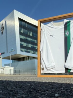 Günther Netzer Sondertrikot im De Luxe Holzrahmen (Ausstellungsstück)