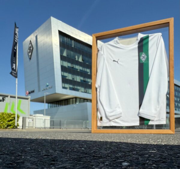 Günther Netzer Sondertrikot im De Luxe Holzrahmen (Ausstellungsstück)